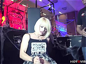 blondie plays with her muff and pumps out in public